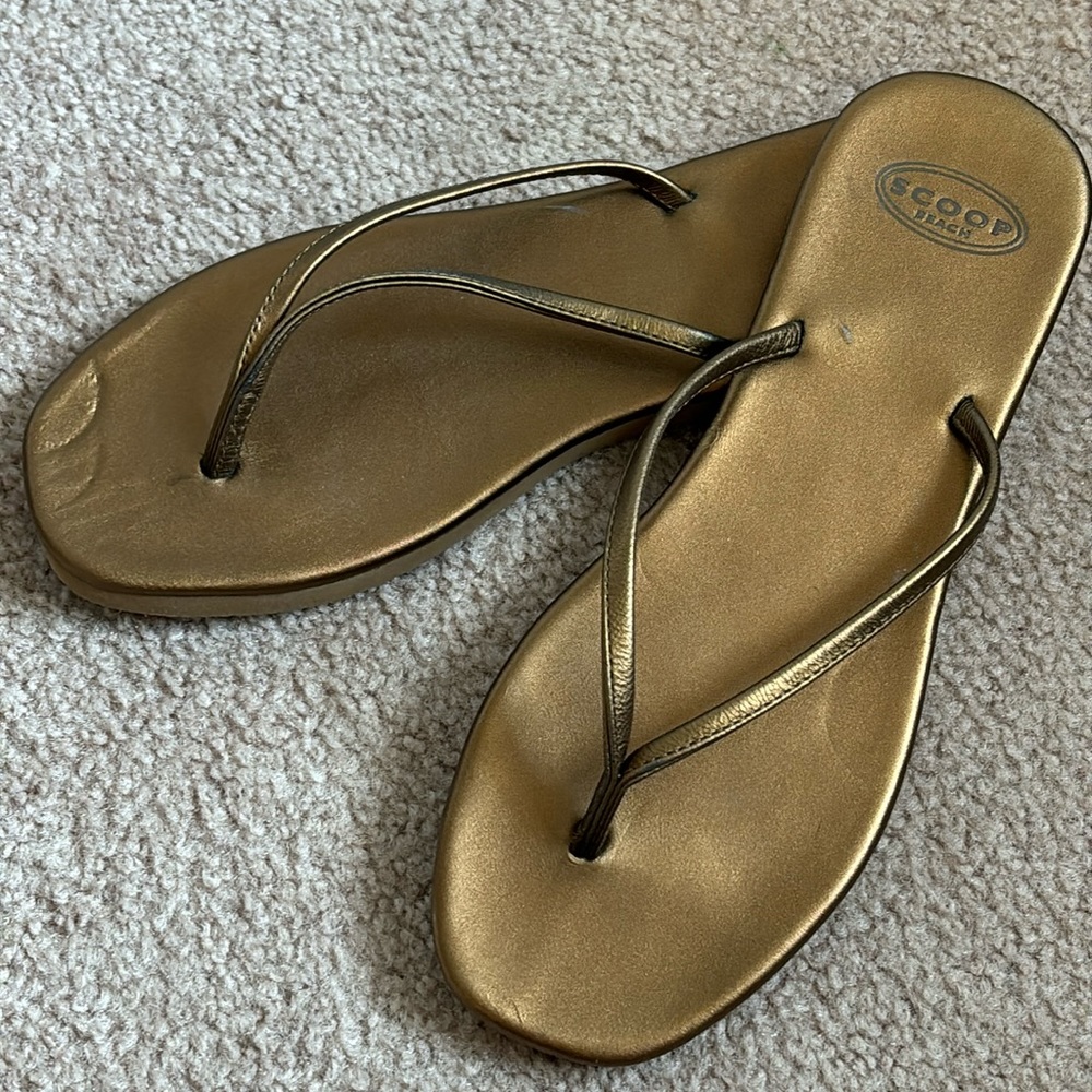 Scoop Beach Gold Metallic Thong Sandals size 9